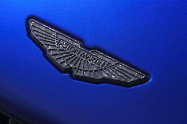 DB11 Refresh Pack 2 - Smoked Lights, Aston Martin Lettering and Carbon Fibre Wings Badges